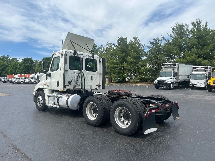 2018 Freightliner Cascadia in Louisville, KY — photo 5