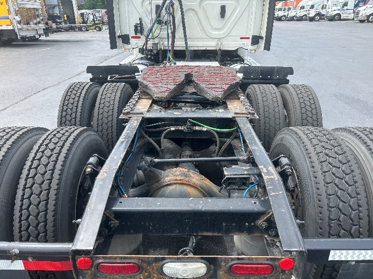 2018 Freightliner Cascadia in Louisville, KY — photo 6