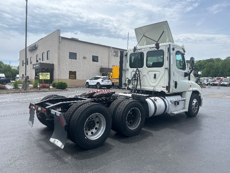 2018 Freightliner Cascadia in Louisville, KY — photo 7