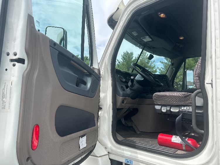 2018 Freightliner Cascadia in Louisville, KY — photo 9
