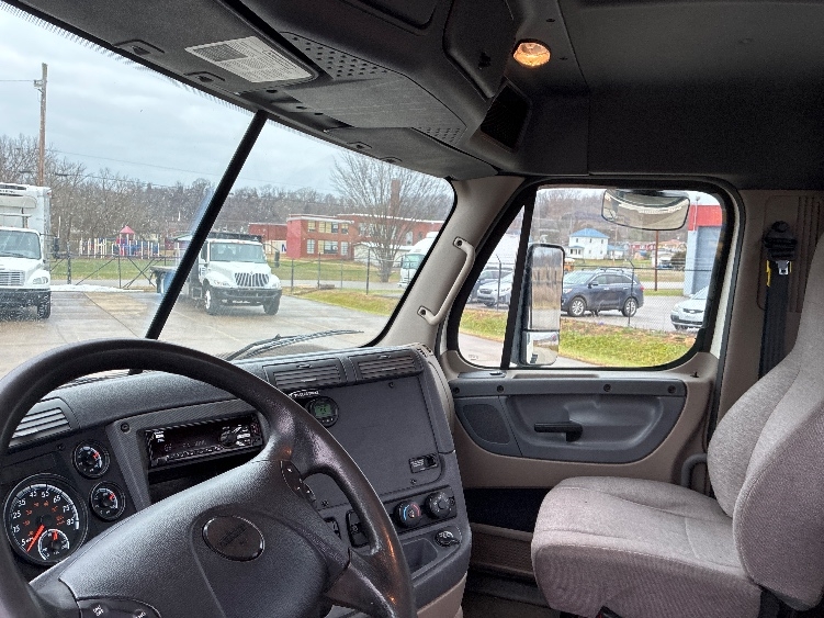 2018 Freightliner Cascadia in Parkersburg, WV — photo 10