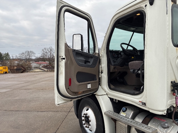 2018 Freightliner Cascadia in Parkersburg, WV — photo 9
