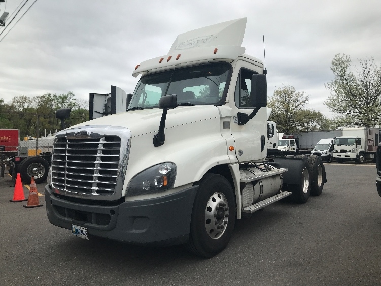 2018 Freightliner Cascadia in Baltimore, MD — photo 3
