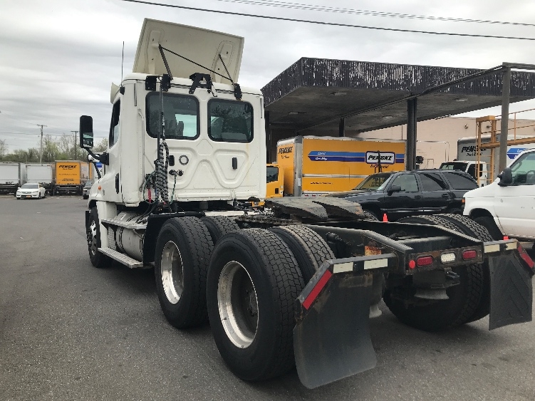 2018 Freightliner Cascadia in Baltimore, MD — photo 5