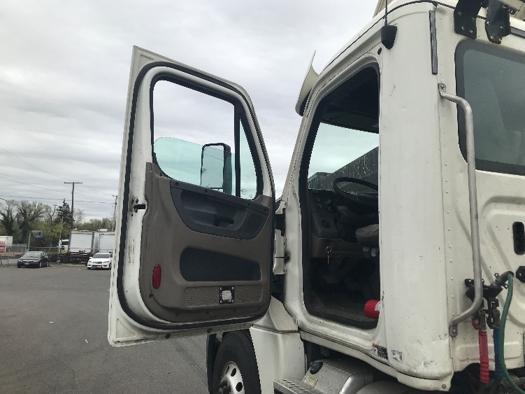 2018 Freightliner Cascadia in Baltimore, MD — photo 9