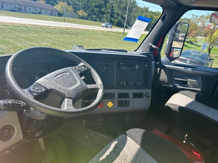 2019 Freightliner Cascadia in Elkhart, IN — photo 10