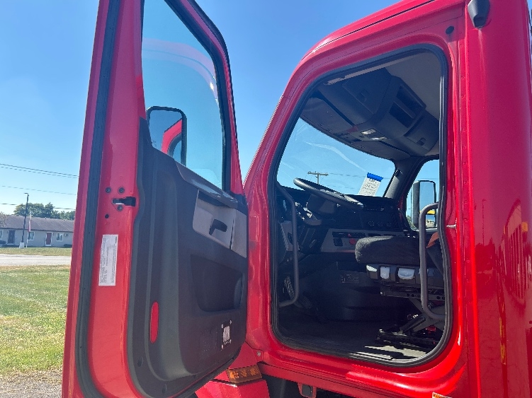 2019 Freightliner Cascadia in Elkhart, IN — photo 9
