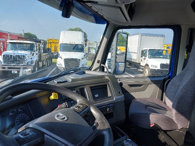 2019 Volvo VNL 300 in Harrisburg, PA — photo 10