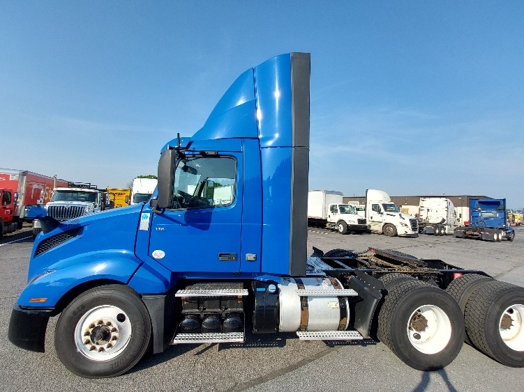 2019 Volvo VNL 300 in Harrisburg, PA — photo 4