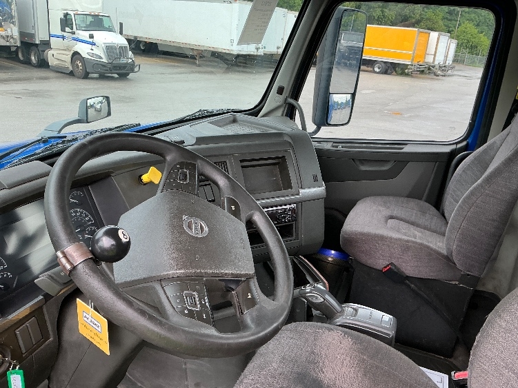 2019 Volvo VNL 300 in Indianapolis, IN — photo 10