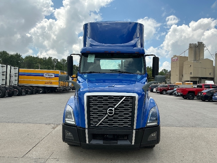 2019 Volvo VNL 300 in Indianapolis, IN — photo 2