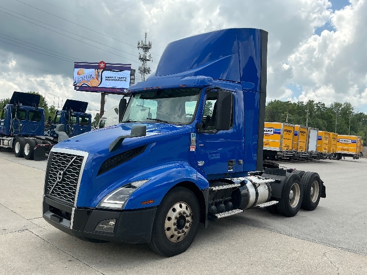 2019 Volvo VNL 300 in Indianapolis, IN — photo 3