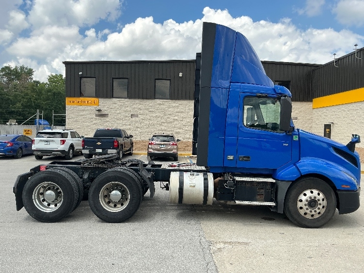 2019 Volvo VNL 300 in Indianapolis, IN — photo 8