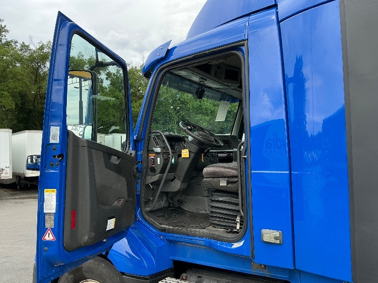 2019 Volvo VNL 300 in Indianapolis, IN — photo 9