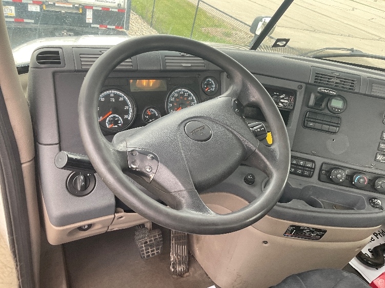 2019 Freightliner Cascadia in Milwaukee, WI — photo 10