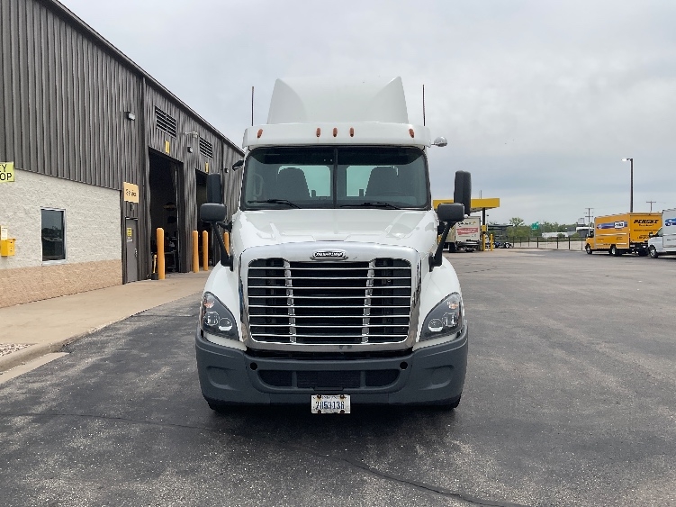 2019 Freightliner Cascadia in Milwaukee, WI — photo 2