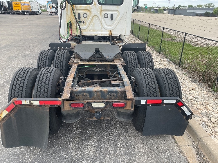 2019 Freightliner Cascadia in Milwaukee, WI — photo 6