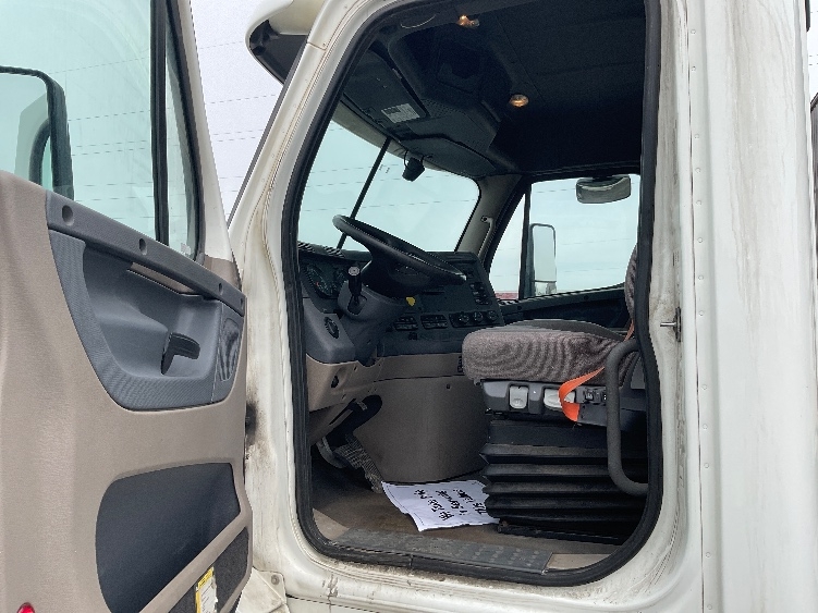 2019 Freightliner Cascadia in Milwaukee, WI — photo 9