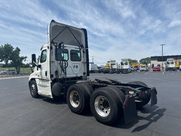 2019 Freightliner Cascadia in Harrisburg, PA — photo 5