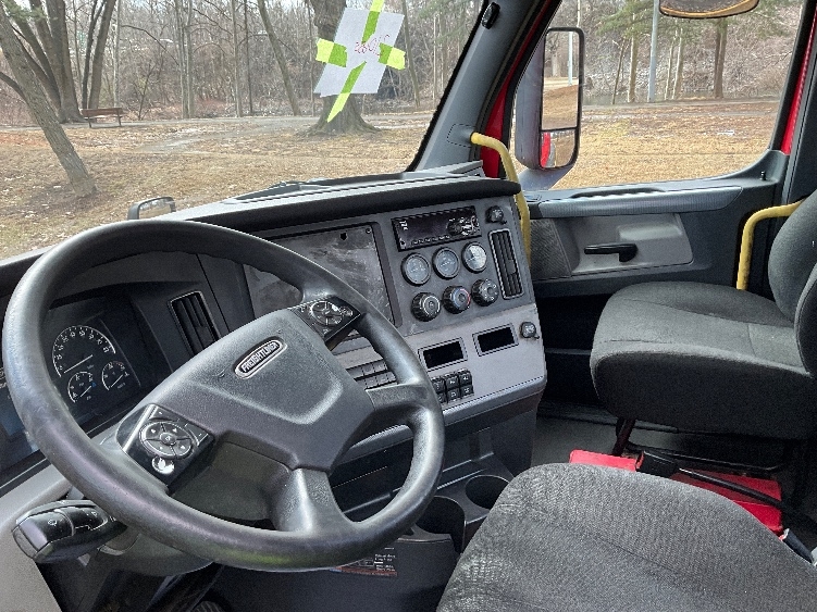 2019 Freightliner Cascadia in Reading, PA — photo 10