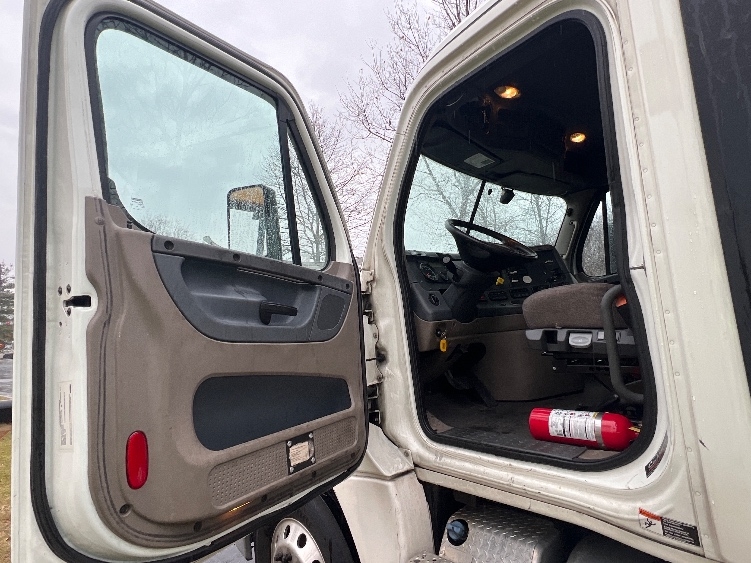 2019 Freightliner Cascadia in Montgomery, NY — photo 9