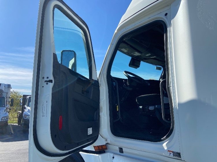 2023 Freightliner Cascadia in San Antonio, TX — photo 9