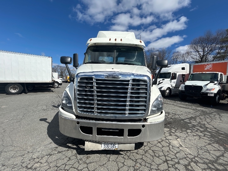 2017 Freightliner Cascadia in Braintree, MA — photo 2