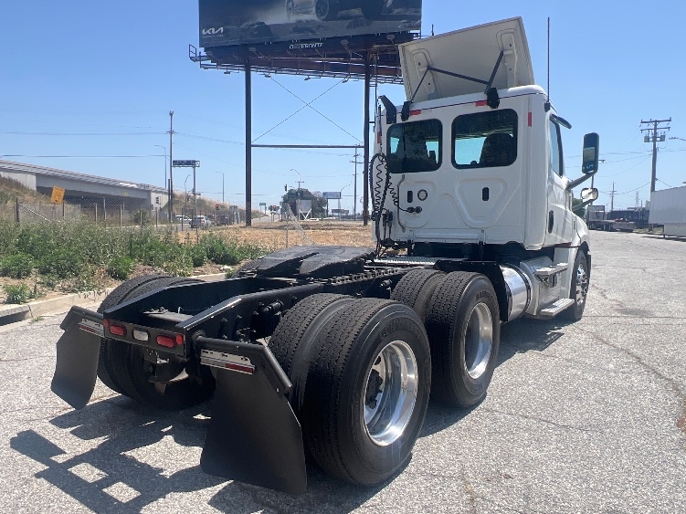 2019 Freightliner Cascadia in Torrance, CA — photo 7