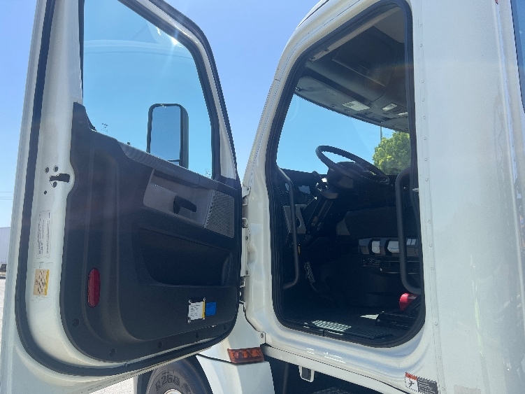 2019 Freightliner Cascadia in Torrance, CA — photo 9