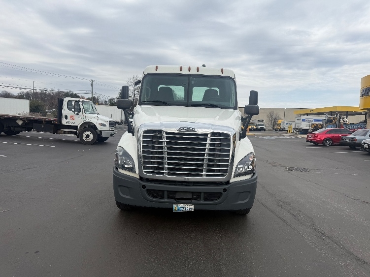2019 Freightliner Cascadia in Jessup, MD — photo 2