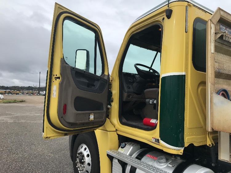 2019 Freightliner Cascadia in Montgomery, AL — photo 9