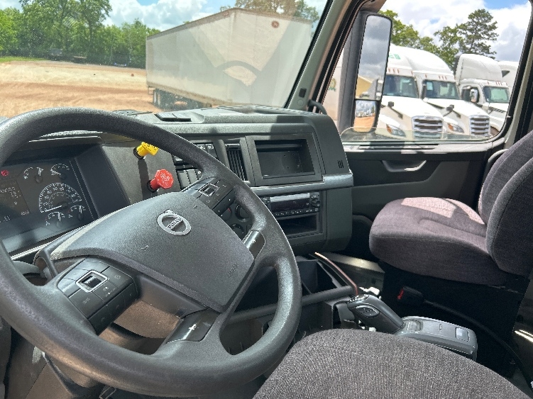2024 Volvo VNL 300 in Tyler, TX — photo 10