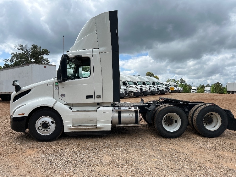 2024 Volvo VNL 300 in Tyler, TX — photo 4