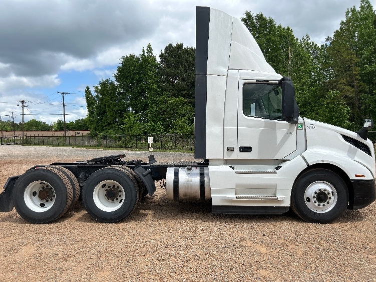 2024 Volvo VNL 300 in Tyler, TX — photo 8