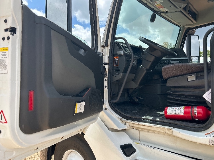 2024 Volvo VNL 300 in Tyler, TX — photo 9