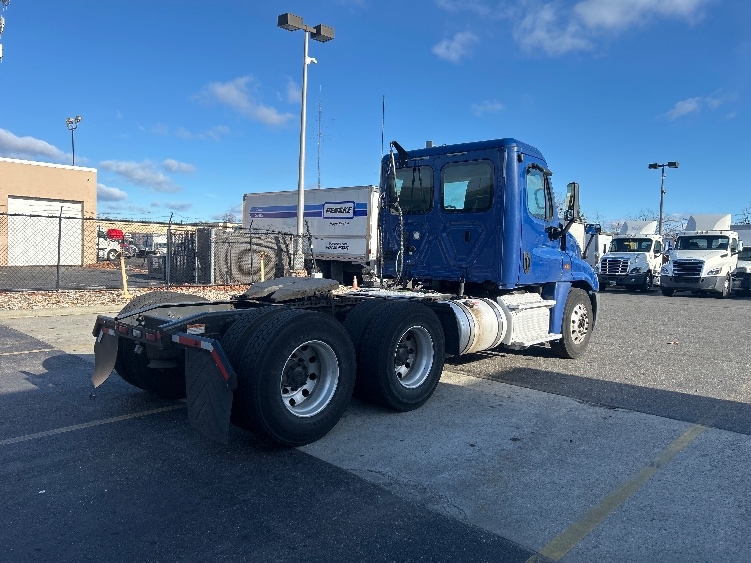 2019 Freightliner Cascadia in West Babylon, NY — photo 7
