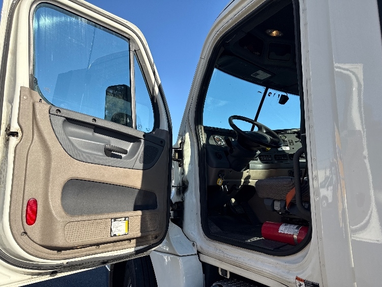 2019 Freightliner Cascadia in West Sacramento, CA — photo 9