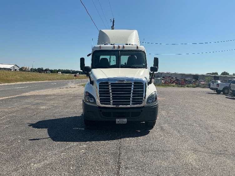 2019 Freightliner Cascadia in Dallas, TX — photo 2