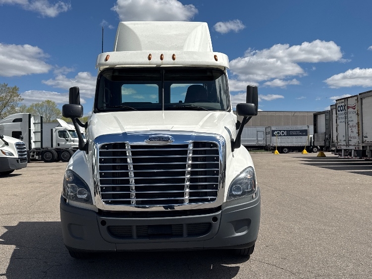 2019 Freightliner Cascadia in Brooklyn Park, MN — photo 2