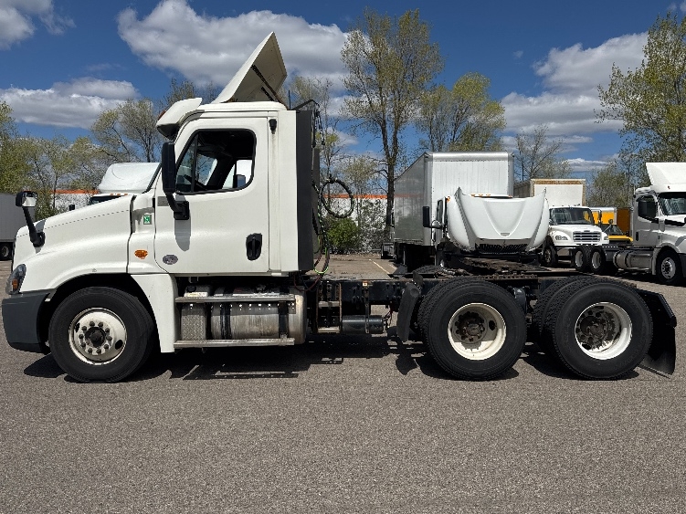 2019 Freightliner Cascadia in Brooklyn Park, MN — photo 4