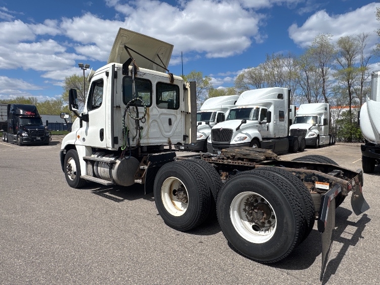 2019 Freightliner Cascadia in Brooklyn Park, MN — photo 5