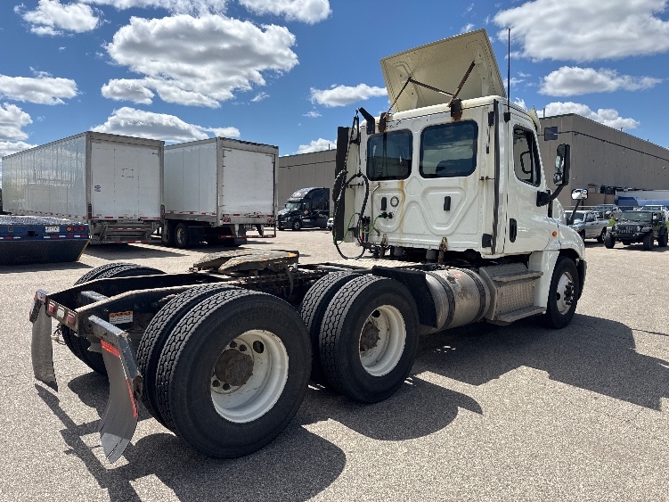 2019 Freightliner Cascadia in Brooklyn Park, MN — photo 7