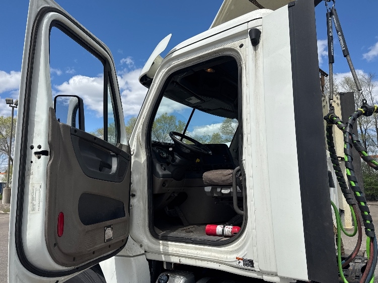 2019 Freightliner Cascadia in Brooklyn Park, MN — photo 9