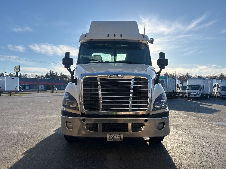 2019 Freightliner Cascadia in Londonderry, NH — photo 2