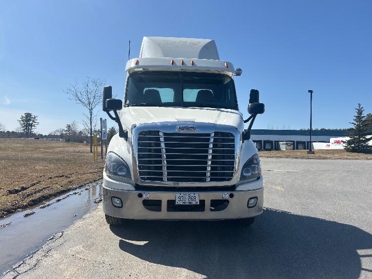 2019 Freightliner Cascadia in Londonderry, NH — photo 2