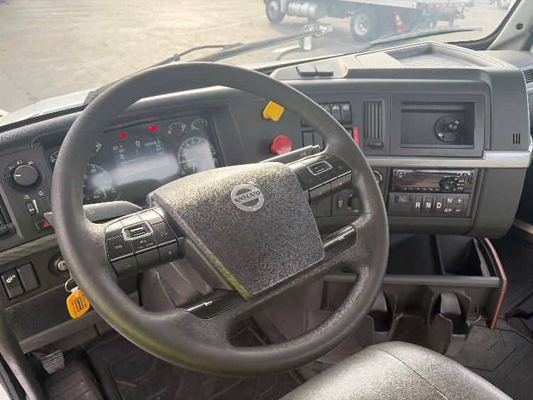 2019 Volvo VNL 300 in Kent, WA — photo 10