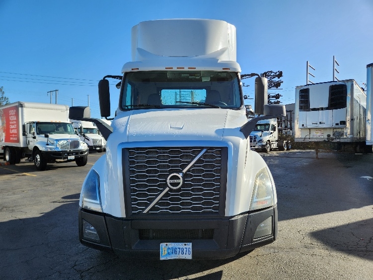 2019 Volvo VNL 300 in Kent, WA — photo 2