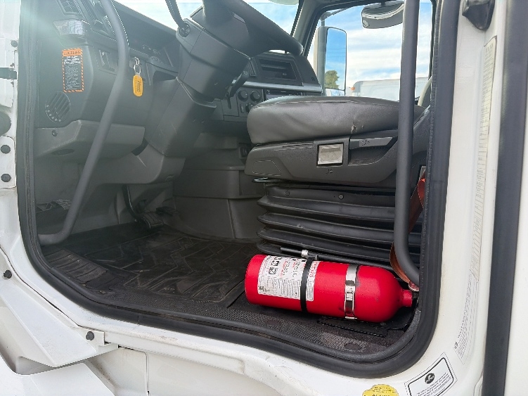 2019 Volvo VNL 300 in Kent, WA — photo 9