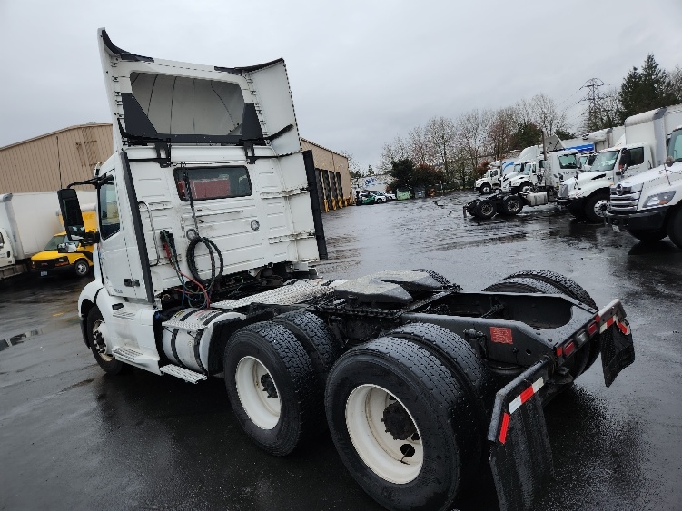 2019 Volvo VNL 300 in Kent, WA — photo 5