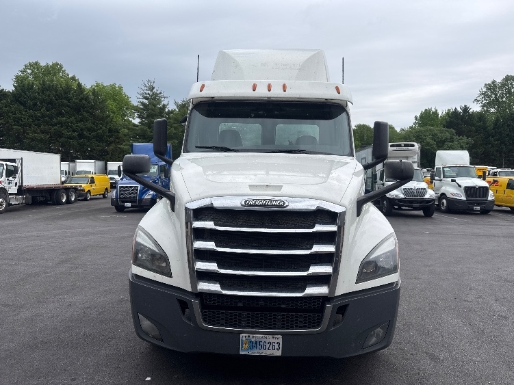 2019 Freightliner Cascadia in Capitol Heights, MD — photo 2